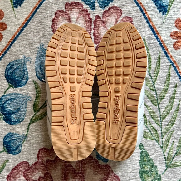 white Reebok sneakers - Picture 4 of 6